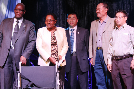 博副總統科迪克韋(左一)接受捐贈與南庚戌（左三）牟鴻儒（右一）朱德祥（右二）