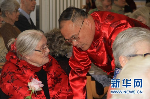 華人社團走進丹麥養老院同慶春節（圖）