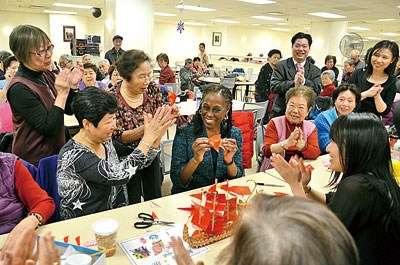 紐約市長夫人探訪華裔老人學習中國剪紙樂開懷