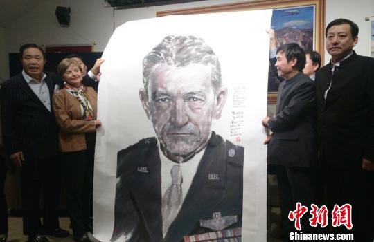 中國畫家向美國陳納德博物館贈送將軍肖像畫