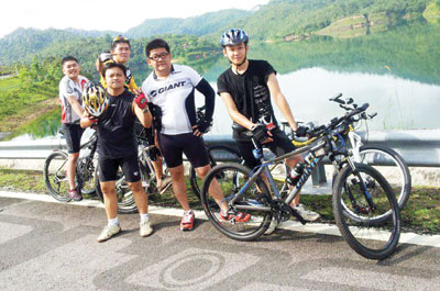 大馬華裔腳踏車隊引人注目弘揚健康、公益理念