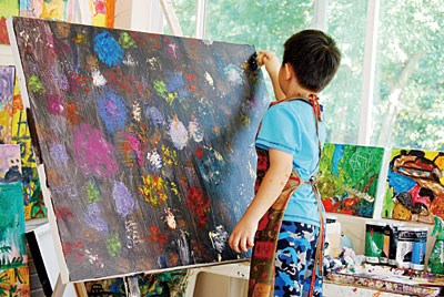 顏料畫筆是最愛玩具美五歲華裔童辦個人畫展（圖）
